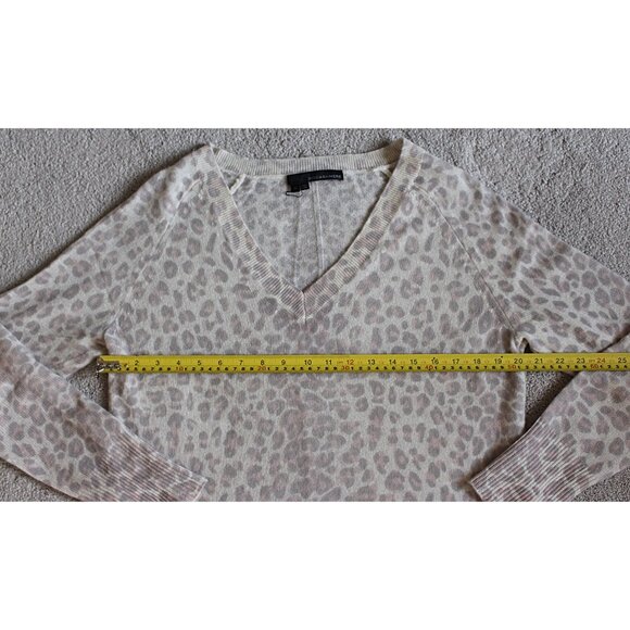 360 Cashmere - "Sylvia" V-Neck Cashmere Pullover in Purple Haze Leopard Print, S - Picture 10 of 10